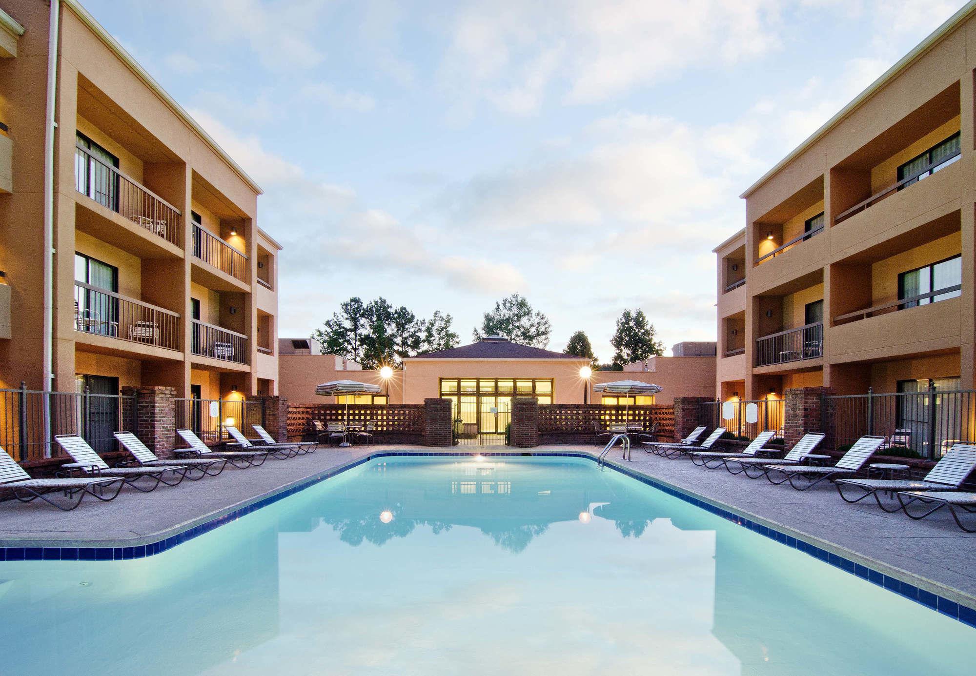 Courtyard By Marriott Huntsville University Drive Екстериор снимка