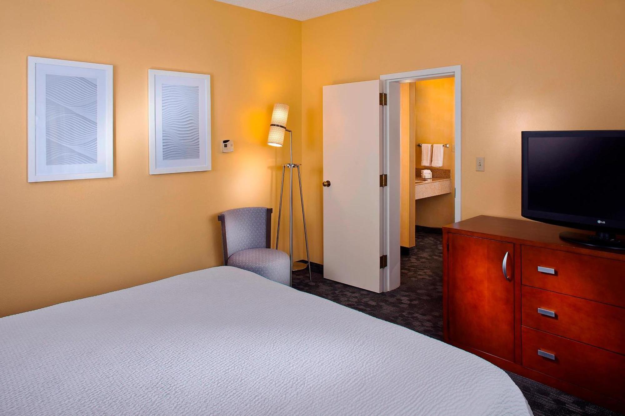 Courtyard By Marriott Huntsville University Drive Екстериор снимка