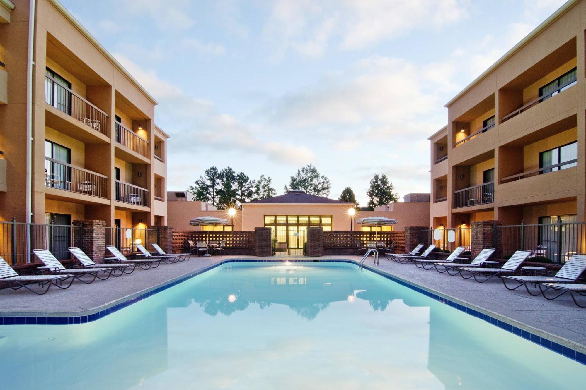 Courtyard By Marriott Huntsville University Drive Екстериор снимка