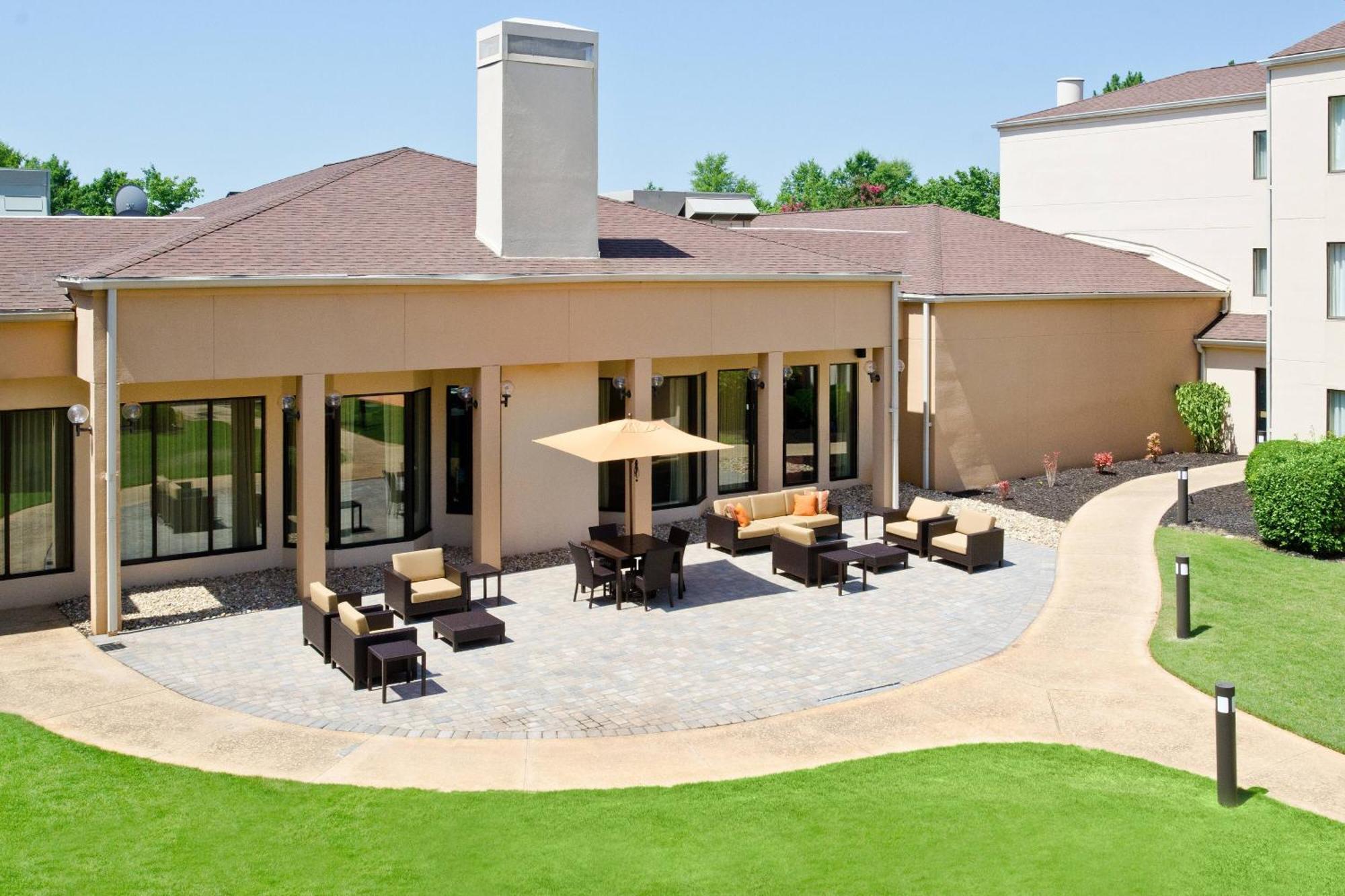Courtyard By Marriott Huntsville University Drive Екстериор снимка