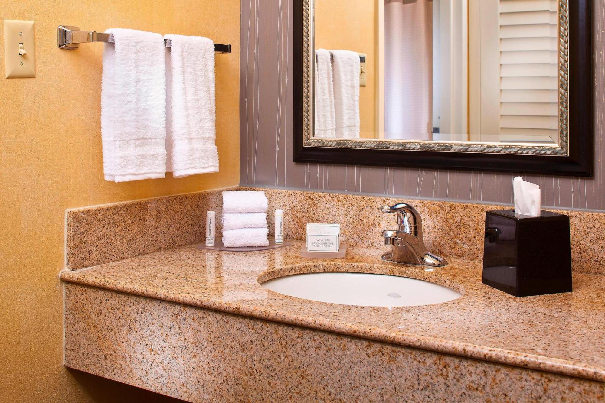 Courtyard By Marriott Huntsville University Drive Екстериор снимка