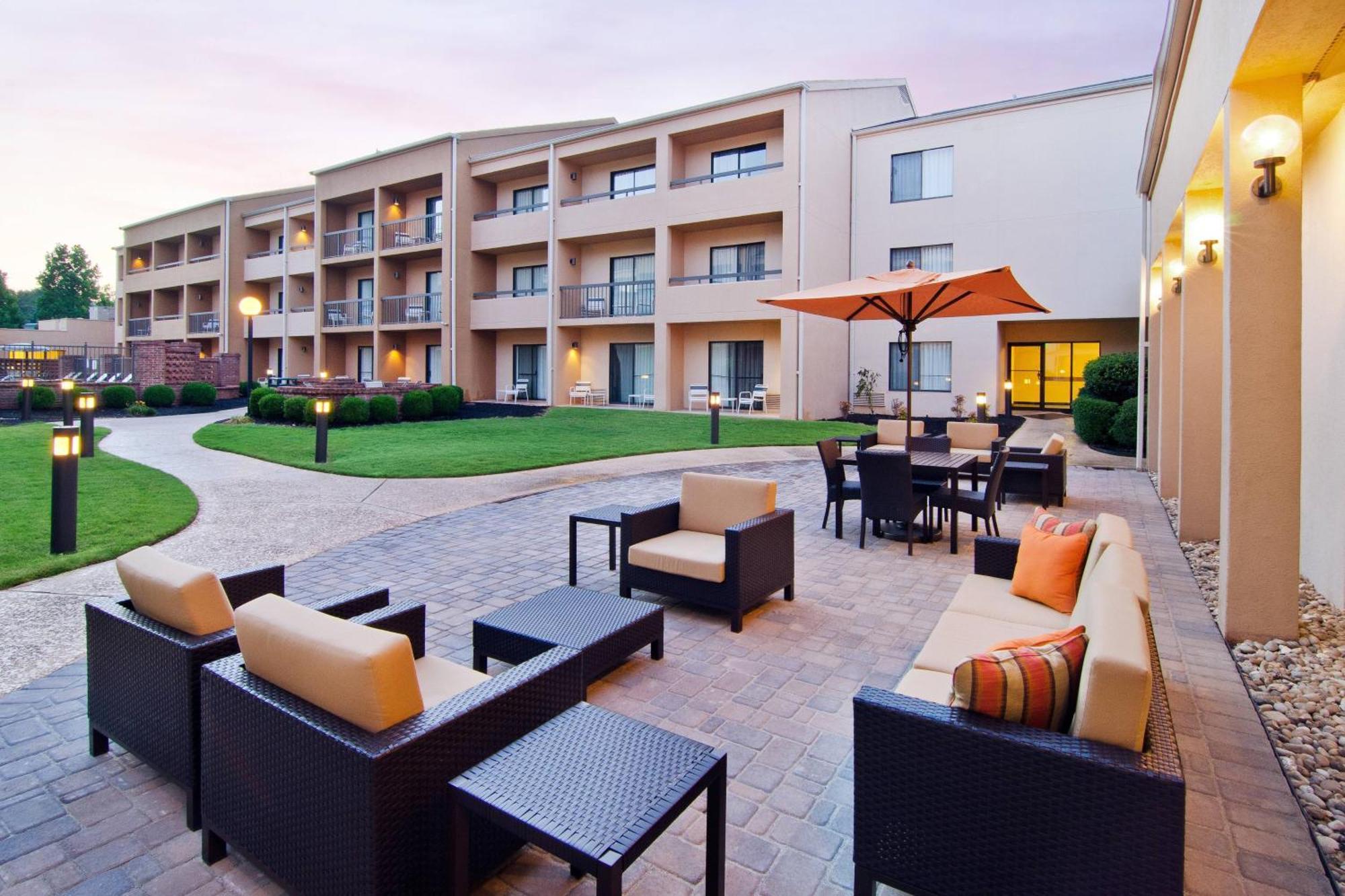 Courtyard By Marriott Huntsville University Drive Екстериор снимка