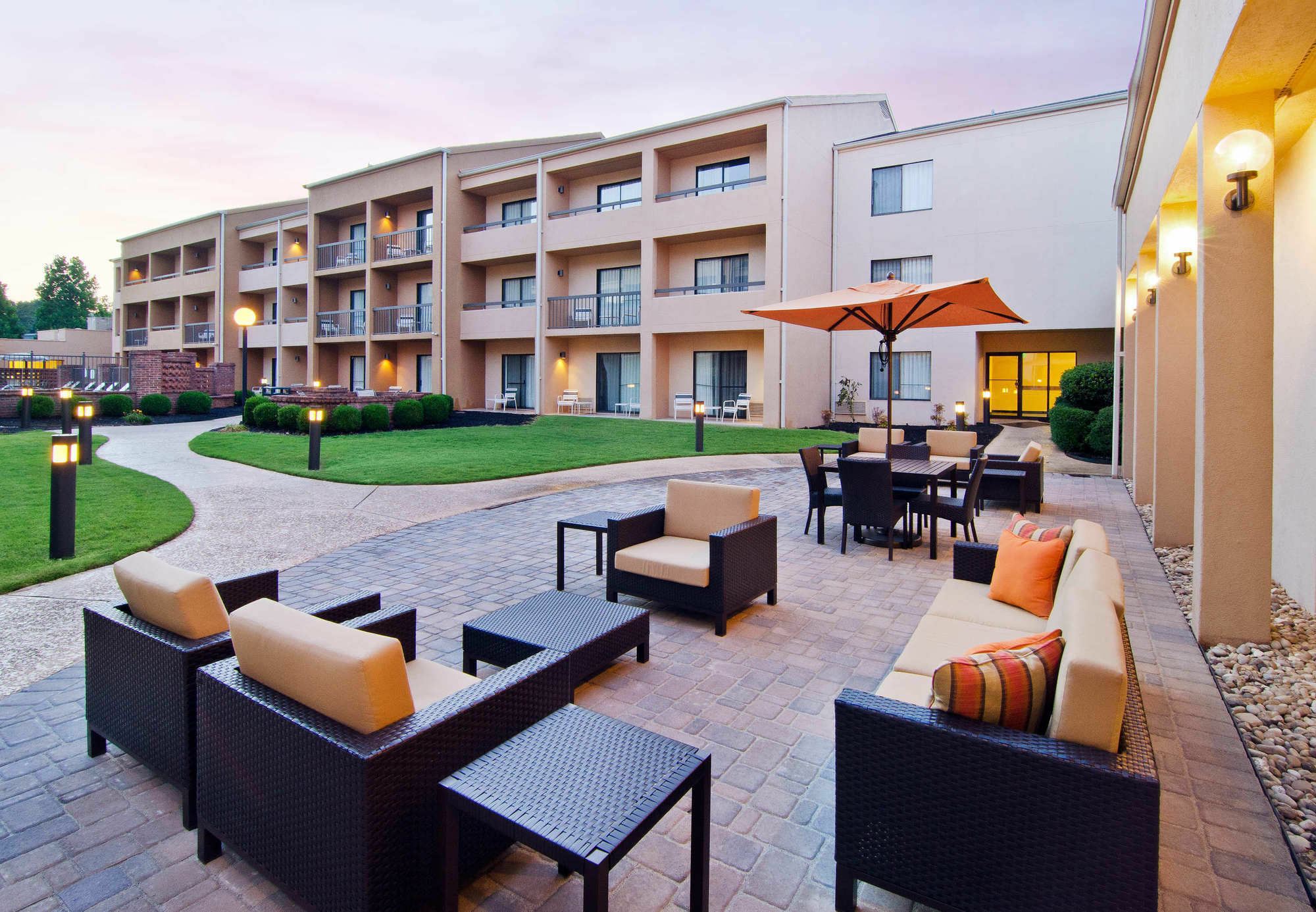 Courtyard By Marriott Huntsville University Drive Екстериор снимка